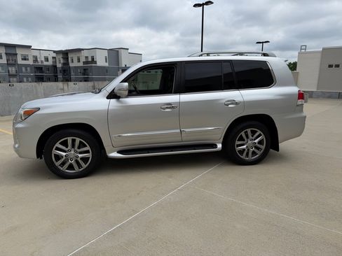 Used 2013 Lexus LX 570 4WD w/ Luxury Pkg image 4