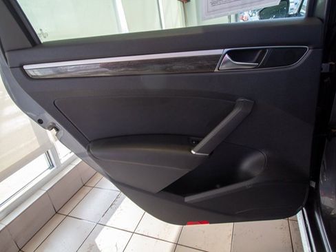 Used 2018 Volkswagen Passat 2.0T SE image 9