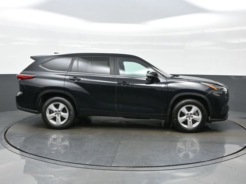 Used 2023 Toyota Highlander LE AWD/4WD image 7