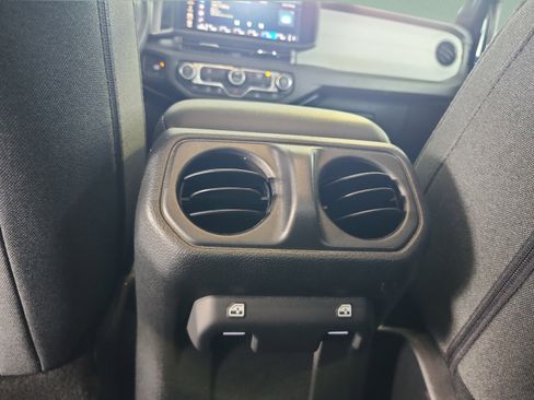 Used 2025 Jeep Gladiator Sport AWD/4WD image 17