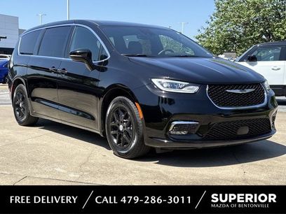 Used 2025 Chrysler Pacifica Select