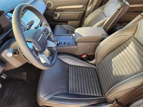Used 2024 Land Rover Discovery Dynamic SE image 13