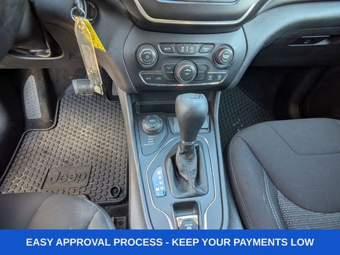 Used 2019 Jeep Cherokee Latitude w/ Cold Weather Group image 30