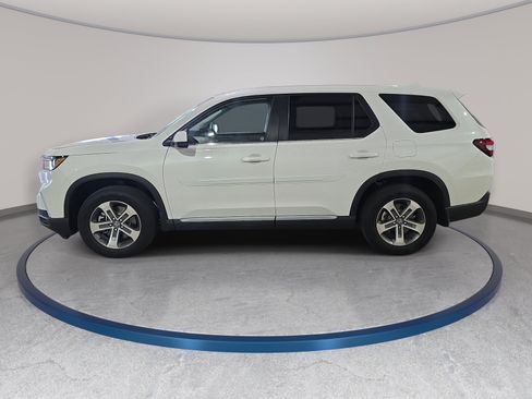 Certified 2025 Honda Pilot EX-L image 9