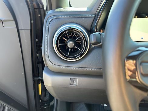 Used 2024 Chevrolet Colorado LT image 28