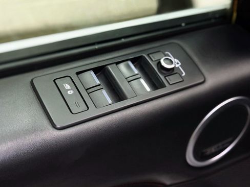 Used 2017 Land Rover Discovery HSE image 14