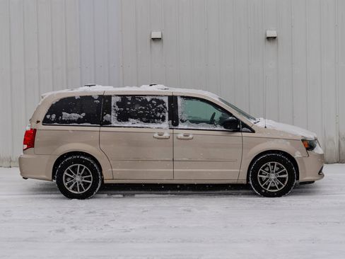 Used 2014 Dodge Grand Caravan R/T image 3