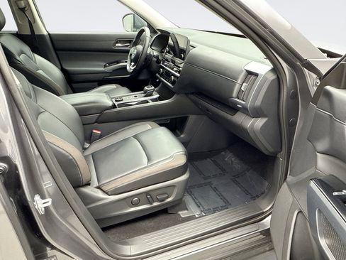 Used 2024 Nissan Pathfinder SL w/ Black Appearance Package image 17