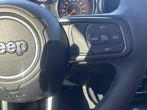 Used 2023 Jeep Gladiator Sport image 8