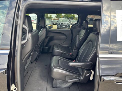 Used 2025 Chrysler Pacifica Select FWD image 27