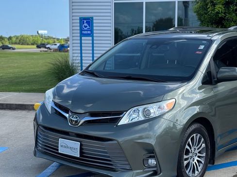 Used 2020 Toyota Sienna XLE w/ XLE Navigation Package FWD image 2