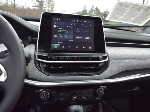 Used 2025 Jeep Compass Latitude image 12