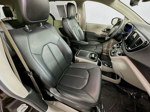Certified 2024 Chrysler Pacifica Touring-L image 38