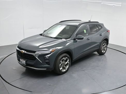 Used 2025 Chevrolet Trax LT w/ Driver Confidence Package FWD image 50