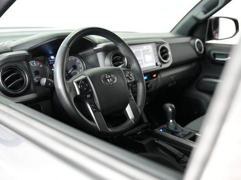 Used 2022 Toyota Tacoma TRD Sport w/ Technology Package image 40