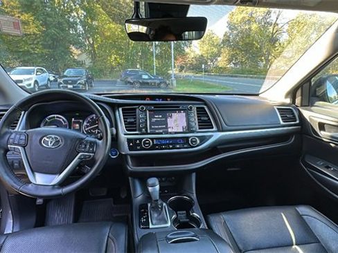 Used 2017 Toyota Highlander Limited image 9