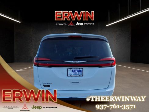 Used 2024 Chrysler Pacifica Touring-L FWD image 6
