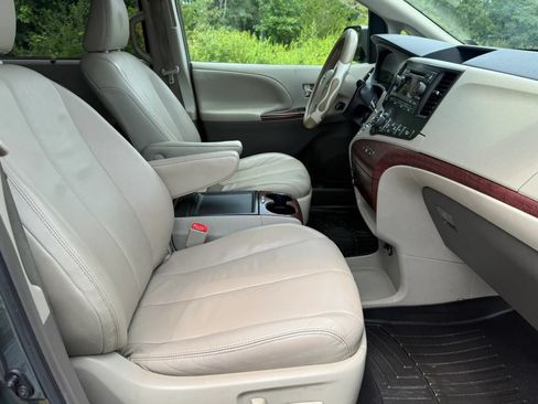 Used 2014 Toyota Sienna XLE AWD/4WD image 18