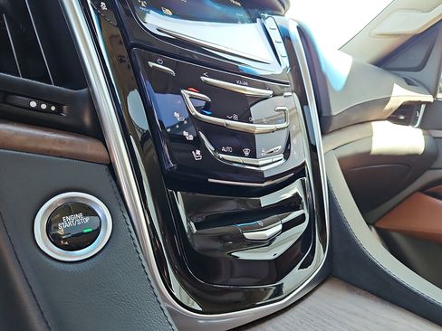 Used 2020 Cadillac Escalade ESV Premium Luxury AWD/4WD image 19
