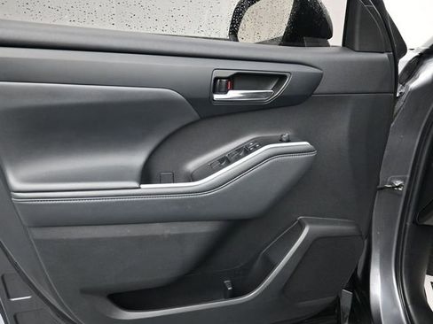 Used 2022 Toyota Highlander XLE image 9