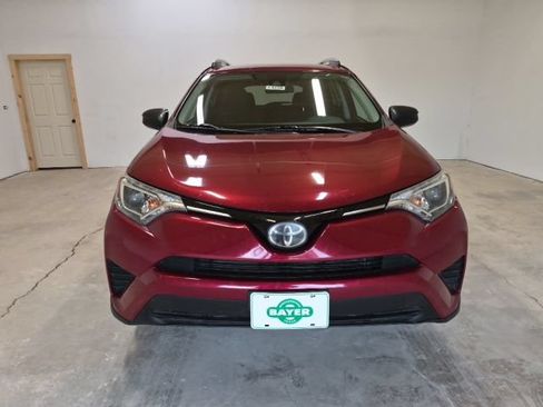 Used 2018 Toyota RAV4 LE FWD image 2