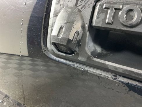 Used 2018 Toyota Tacoma TRD Off-Road image 8