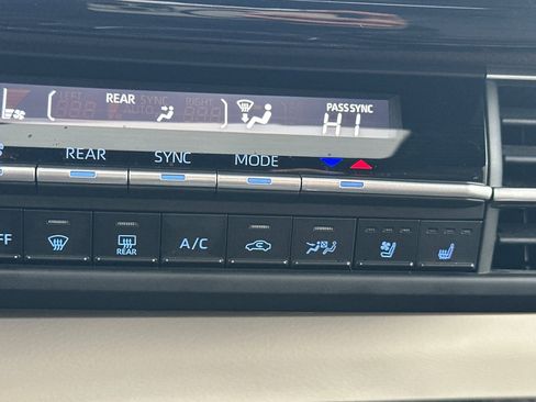 Used 2023 Toyota Sienna Platinum image 30