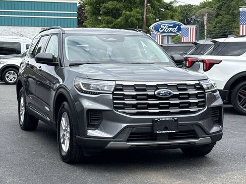 Used 2025 Ford Explorer Active AWD/4WD image 1