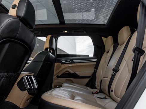 Used 2017 Porsche Cayenne S image 33