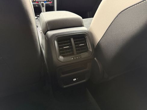 Used 2025 Volkswagen Taos SE FWD image 23