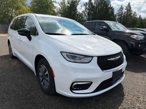 Used 2024 Chrysler Pacifica Limited FWD image 1