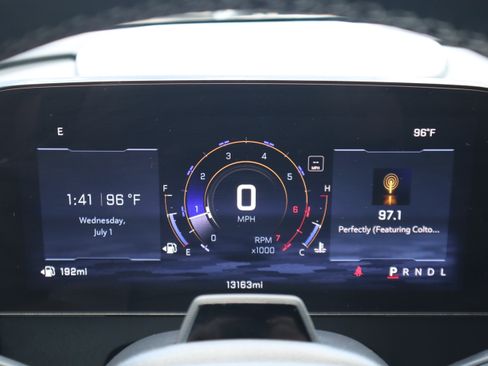 Used 2025 Chevrolet Traverse High Country FWD image 17