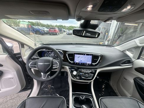 Used 2023 Chrysler Pacifica Limited w/ Uconnect Theater Family Group AWD/4WD image 31