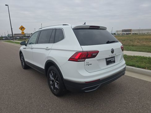Used 2024 Volkswagen Tiguan SE image 3