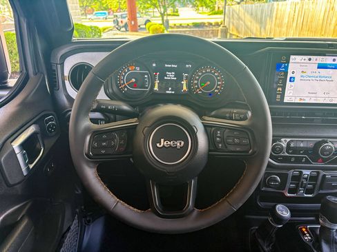 Used 2024 Jeep Wrangler Unlimited Sport AWD/4WD image 31