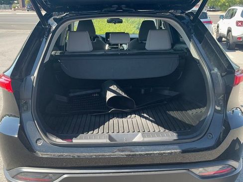 Used 2023 Toyota Venza LE image 3