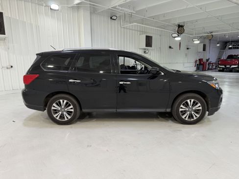 Used 2017 Nissan Pathfinder SV image 6