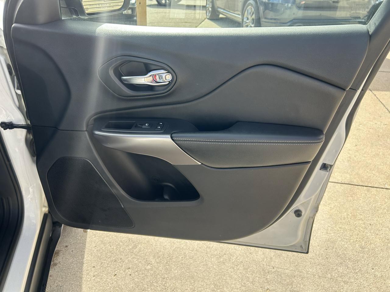Used 2019 Jeep Cherokee Latitude w/ Popular Appearance Group FWD image 16