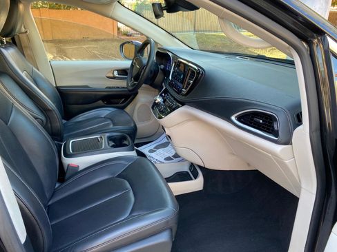 Used 2023 Chrysler Pacifica Touring-L image 63