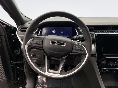 Used 2023 Jeep Grand Cherokee L Laredo image 12