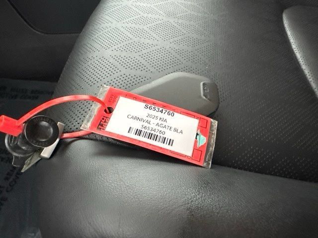 Certified 2025 Kia Carnival FWD image 31