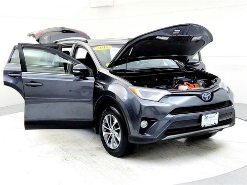 Used 2018 Toyota RAV4 XLE w/ Carpet Mat Package image 9