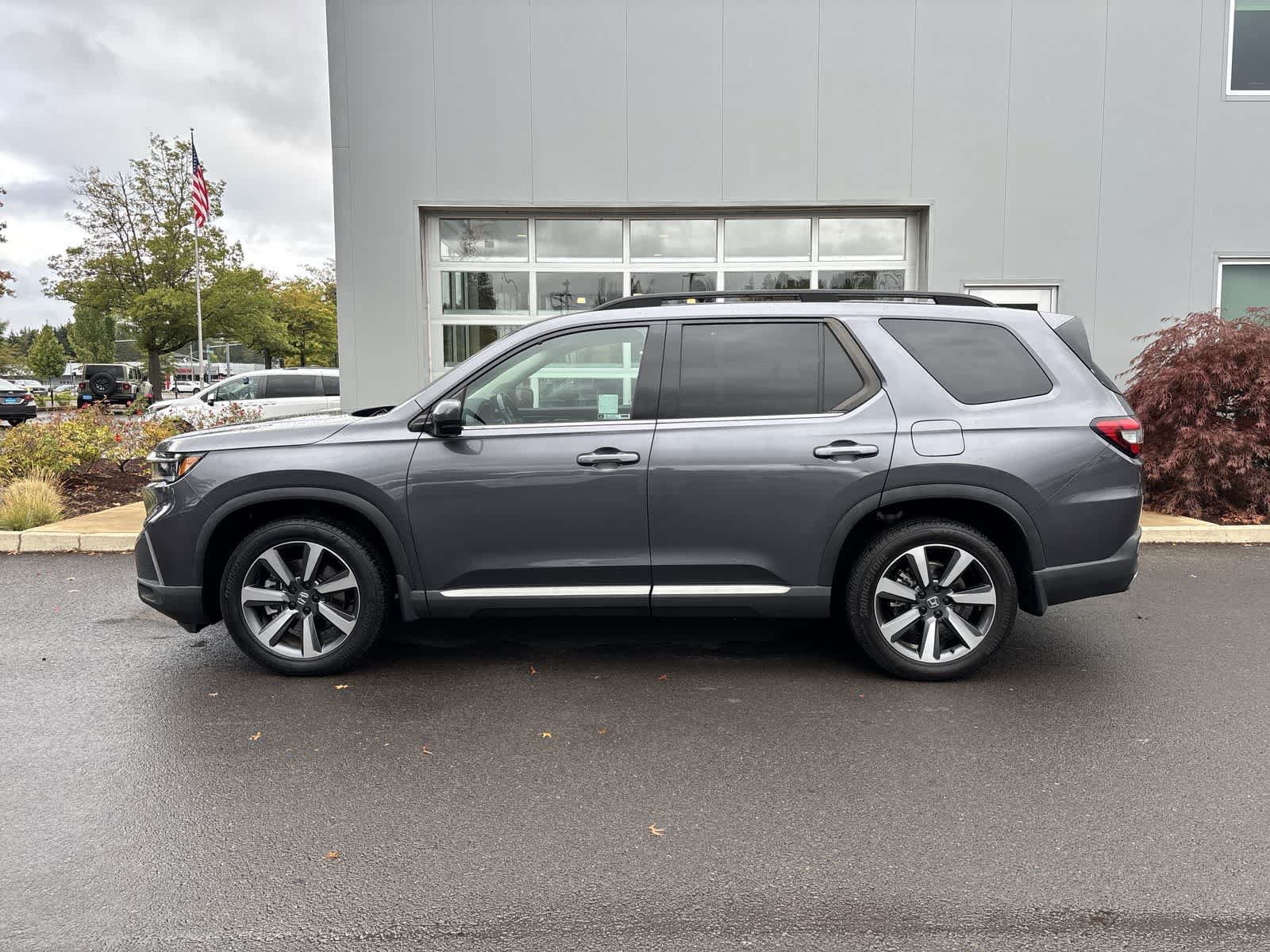 Used 2025 Honda Pilot Touring image 2