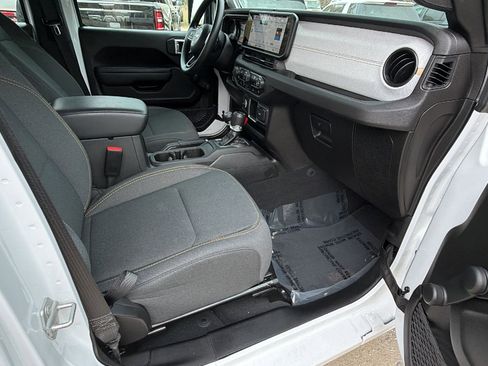 Used 2024 Jeep Gladiator Sport image 19
