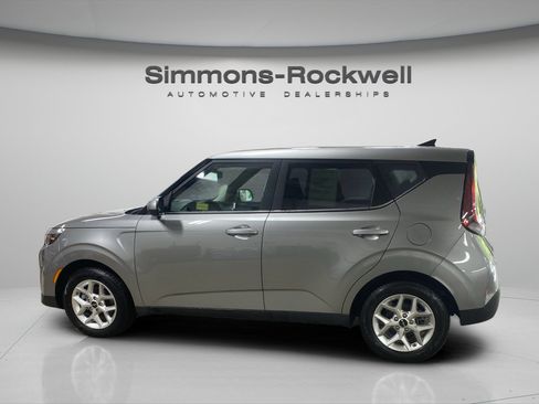 Used 2025 Kia Soul LX w/ LX Technology Package FWD image 2