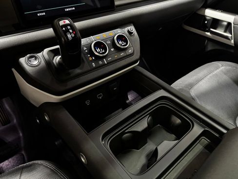 Used 2023 Land Rover Defender 110 X-Dynamic SE image 16