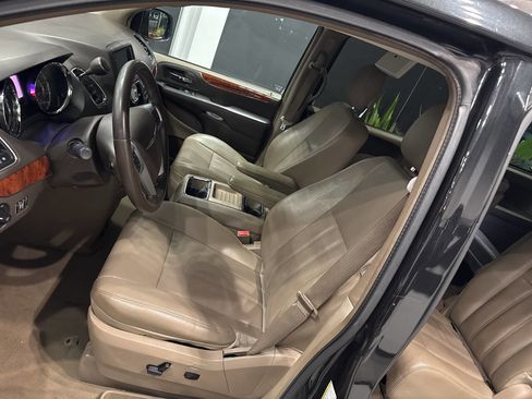 Used 2013 Chrysler Town & Country Touring image 14