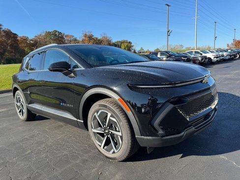 New 2026 Chevrolet Equinox EV LT image 2