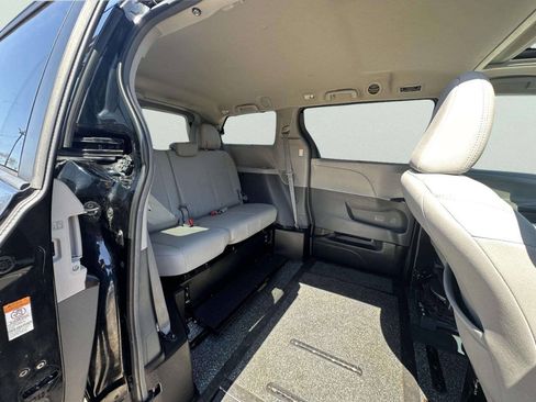 Used 2016 Toyota Sienna XLE FWD image 18