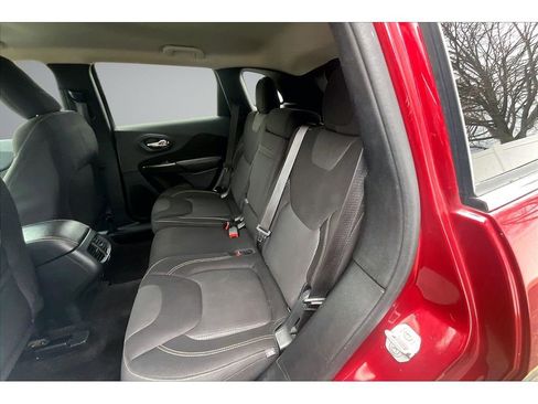 Used 2016 Jeep Cherokee Latitude w/ Cold Weather Group AWD/4WD image 16